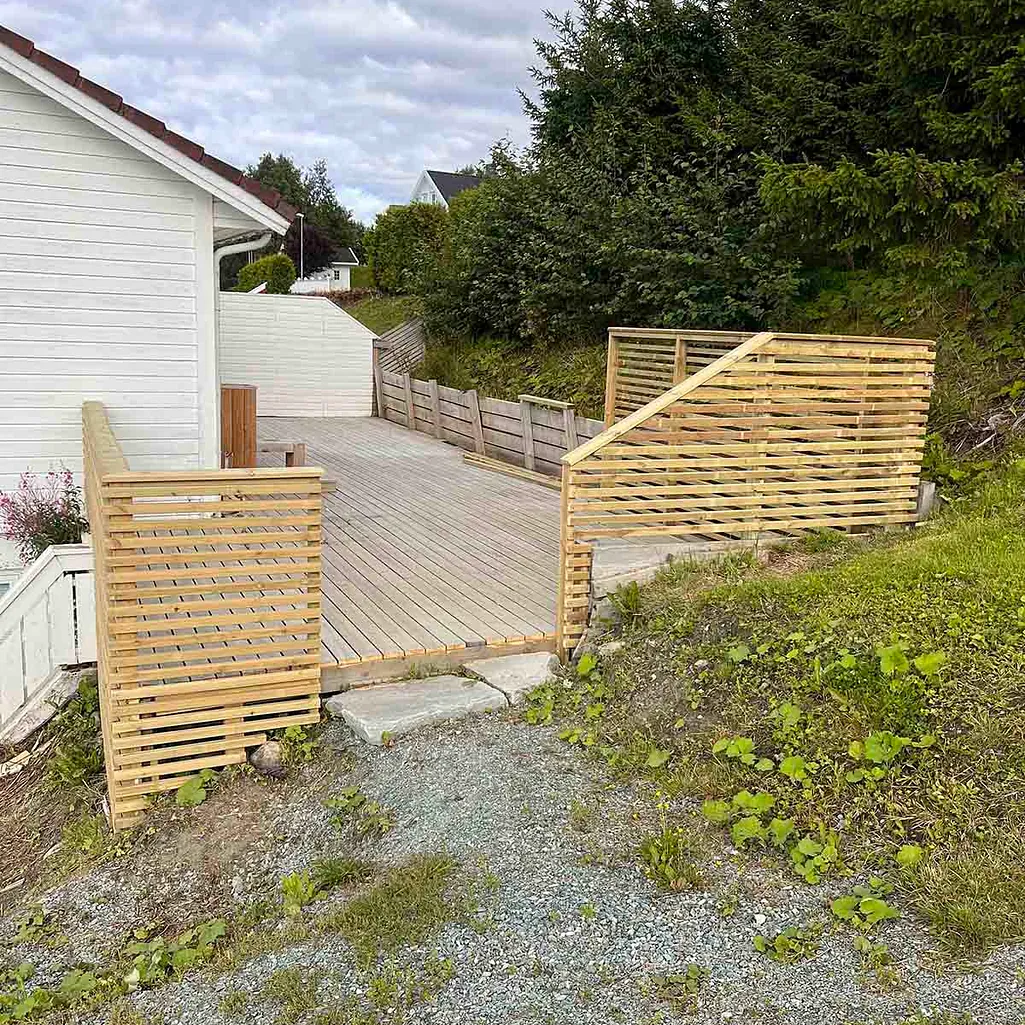 Del av hvitt hus med terrasse