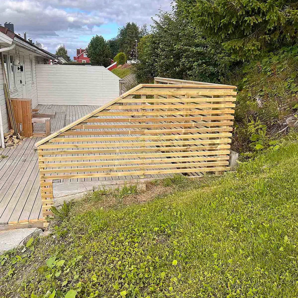 Del av hvitt hus med terrasse