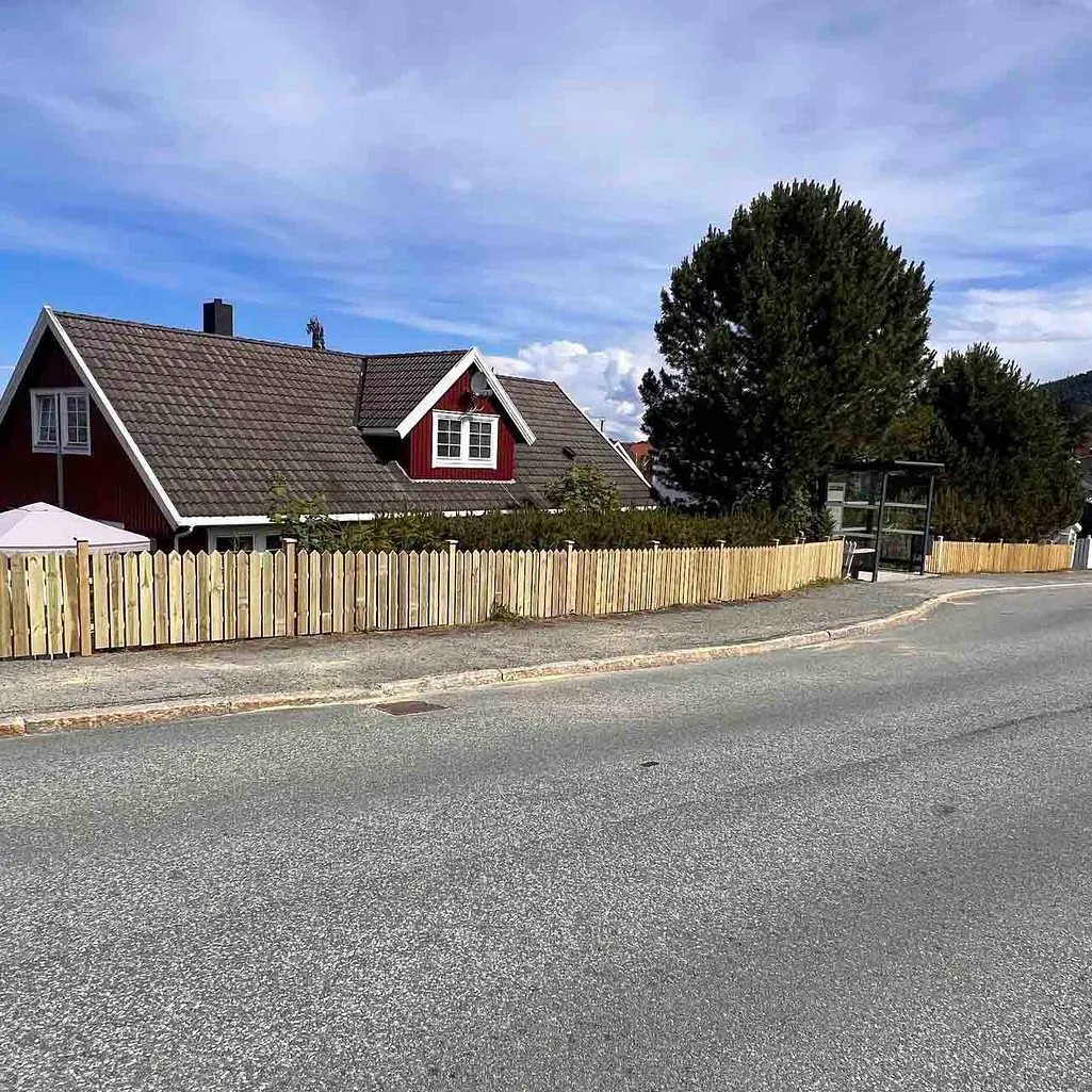 Oppsett av gjerde rundt rød hus