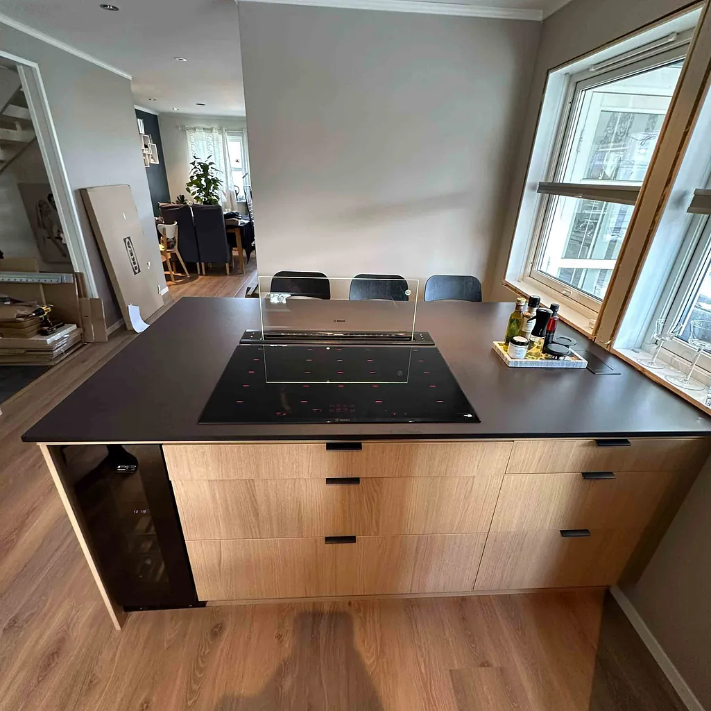 Stor kjøkkenøy med platetopp